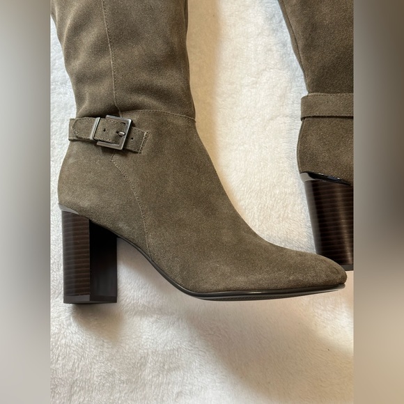 Bandolino Women’s Green Metal Heel Accent Buckle Boot - Picture 5 of 7